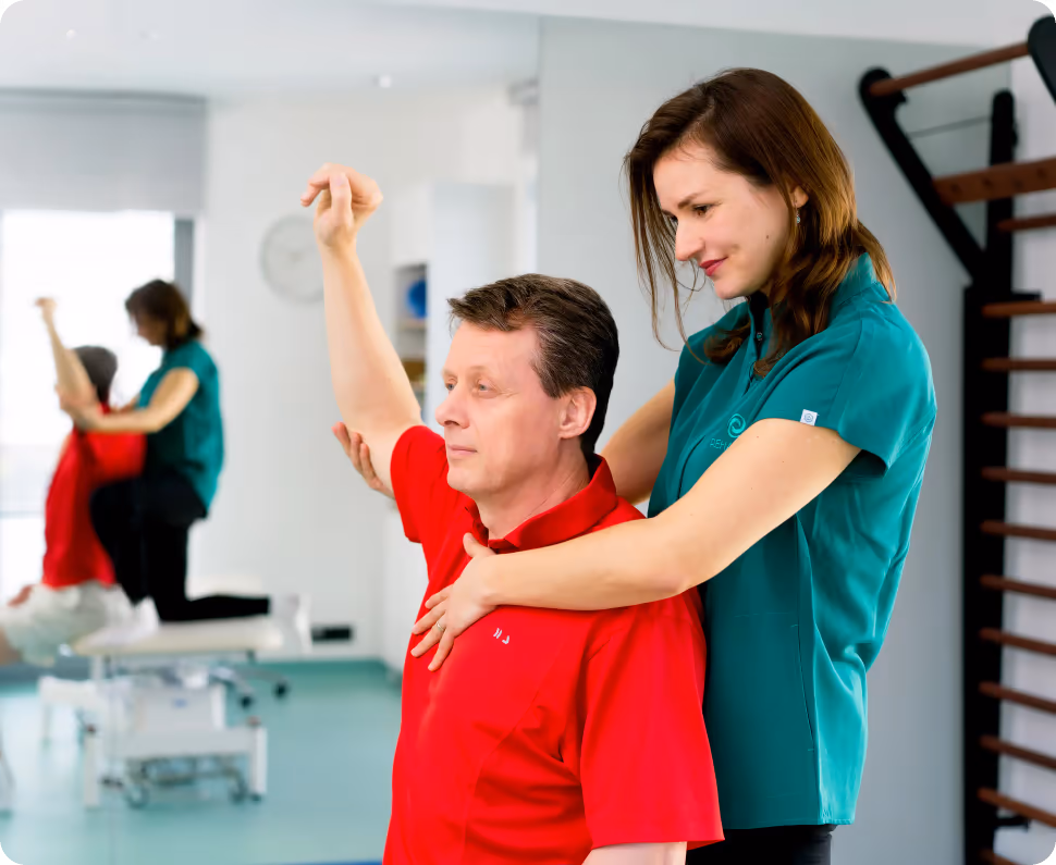 Fyzioterapie v RehaGymu – mobilizace ramene s klientem